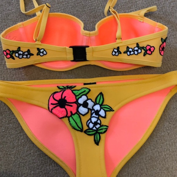 Triangl Devon Bikini Top and the bag - Picture 3 of 6